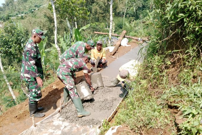 Babinsa Koramil 18 Pagentan Membantu Pembangunan Jalan Usaha Tani