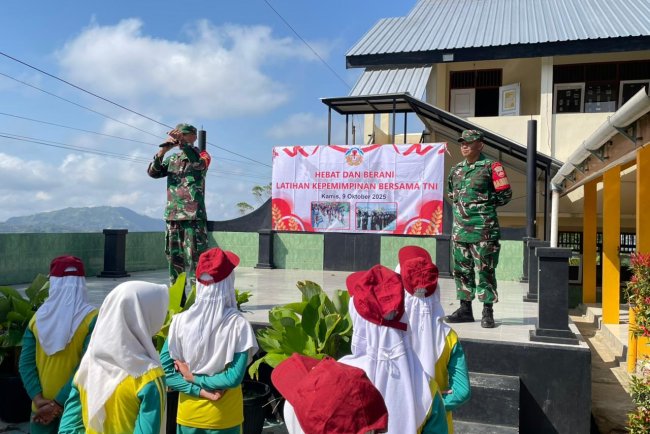 Tanamkan Cinta Tanah Air Sejak Dini Babinsa Pagentan Beri Wawasan Kebangsaan di SDN Tegaljeruk