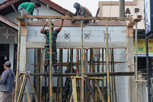Babinsa Koramil 04 Karangkobar Kerja Bakti Bantu Rehab Rumah Warga Binaan
