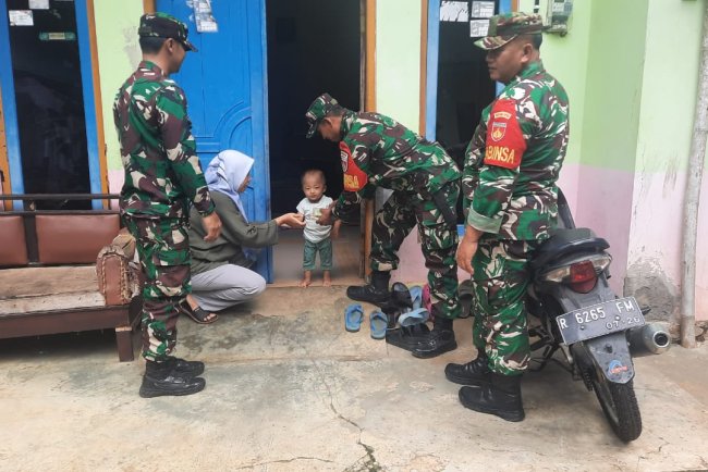 Koramil 03 Wanadadi Dampingi Kader Serahkan PMT kepada Penerima Manfaat