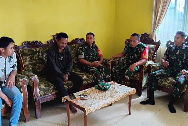 Babinsa Koramil 04 Karangkobar melaksanakan Komsos Dengan Warga