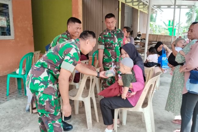 Babinsa Turut membantu Kegiatan Posyandu