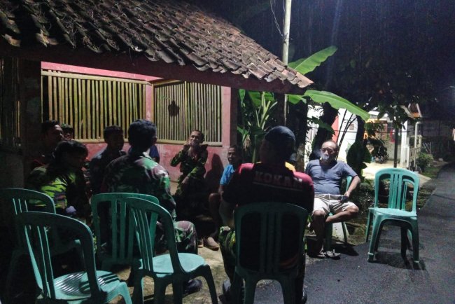 Patroli Gabungan Di Pos Kamling Desa Mertasari