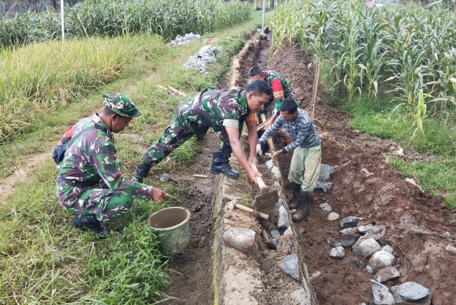 TNI Manunggal dengan Rakyat  Serma Sagi Babinsa Koramil 10 Bawang Kerja Bakti Perbaiki Irigasi Pertanian