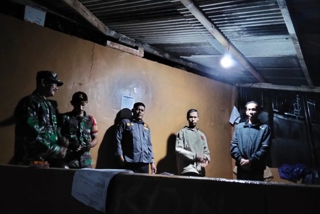 Jaga Keamanan, Danposramil Babinsa Dan Linmas Laksanakan Patroli Siskamling Bersama Warga