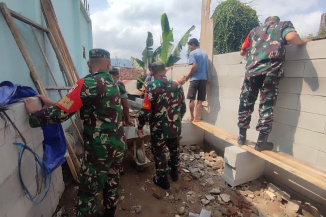 Babinsa dan Masyarakat Kompak Selesaikan Rumah Tidak Layak Huni