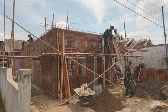 Babinsa Koramil 02 Klampok Melaksanakan Kerja Bakti RTLH