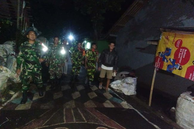 Melalui Patroli Malam Babinsa Himbau Siskamling Kepada Masyarakat