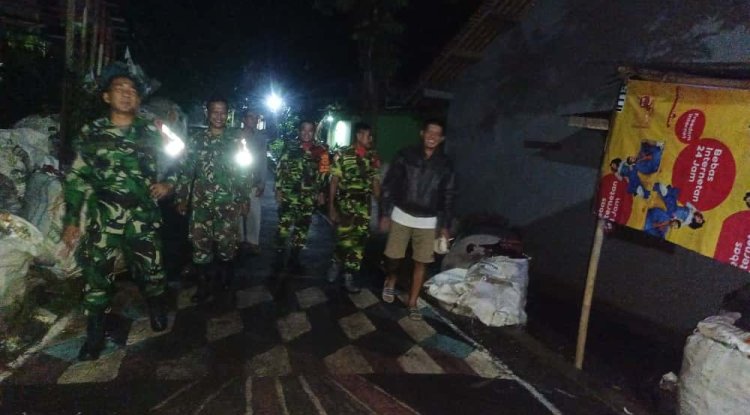 Melalui Patroli Malam Babinsa Himbau Siskamling Kepada Masyarakat