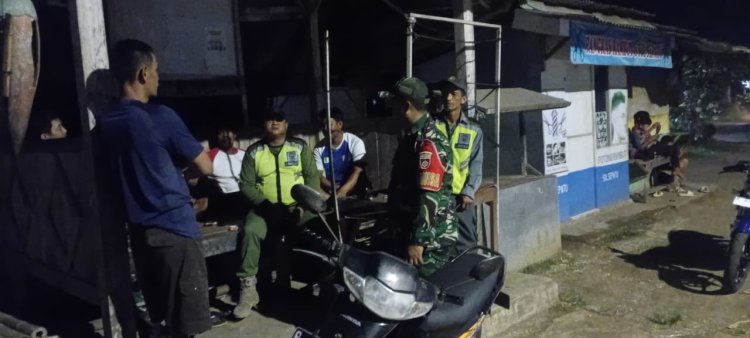 Melalui Patroli Malam, Babinsa Jajaran Kodim 0704 Banjarnegara dan Linmas Himbau Siskamling Kepada Masyarakat