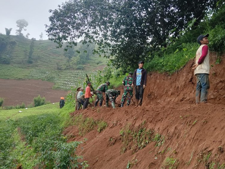 Koramil 16 Pejawaran Turun Langsung Kerja Bakti Pembuatan Jalan dalam Rangka Padat Karya Tunai