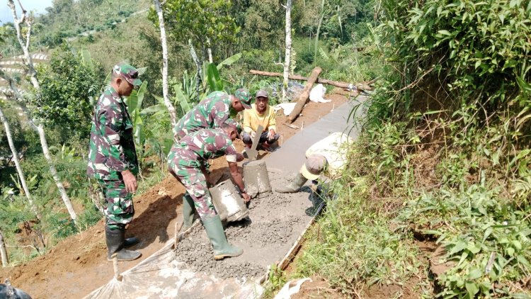 Babinsa Koramil 18 Pagentan Membantu Pembangunan Jalan Usaha Tani