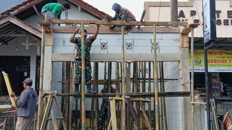 Babinsa Koramil 04 Karangkobar Kerja Bakti Bantu Rehab Rumah Warga Binaan