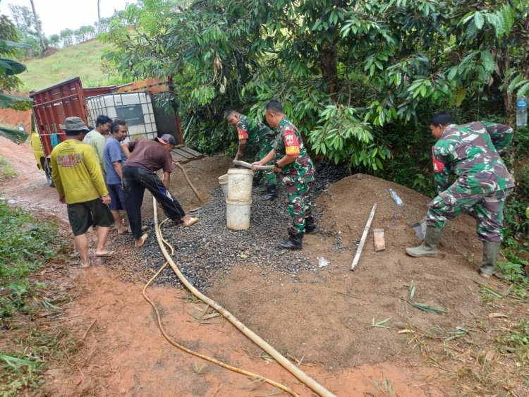 Anggota Koramil 08 Purwanegara Bangun Jalan Usaha Tani