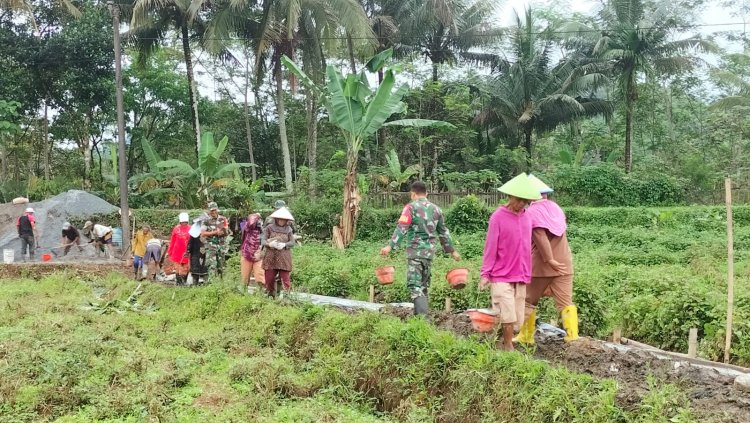 Gotong Royong Koramil Punggelan dan Warga Bangun Saluran Irigasi Sawah