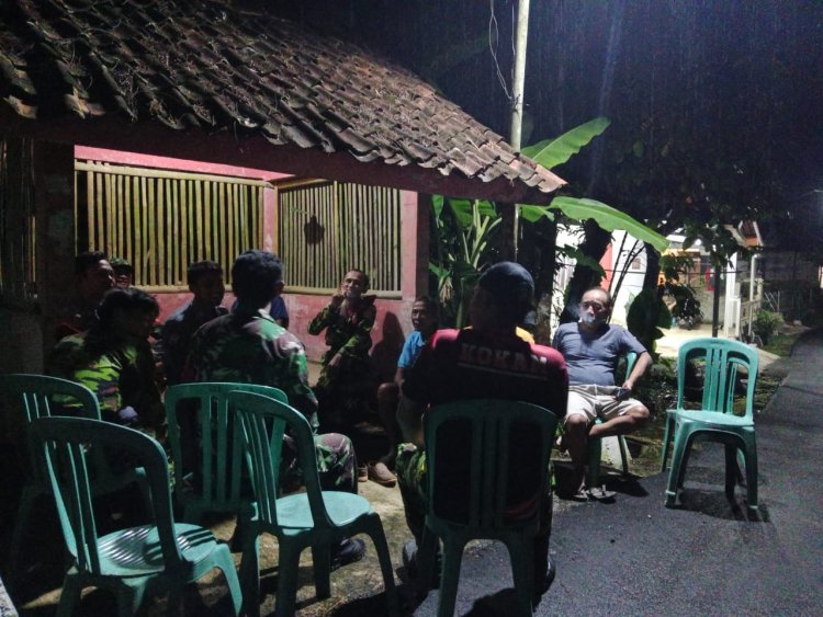 Patroli Gabungan Di Pos Kamling Desa Mertasari