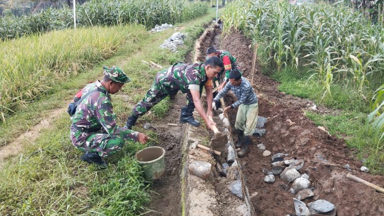 TNI Manunggal dengan Rakyat  Serma Sagi Babinsa Koramil 10 Bawang Kerja Bakti Perbaiki Irigasi Pertanian