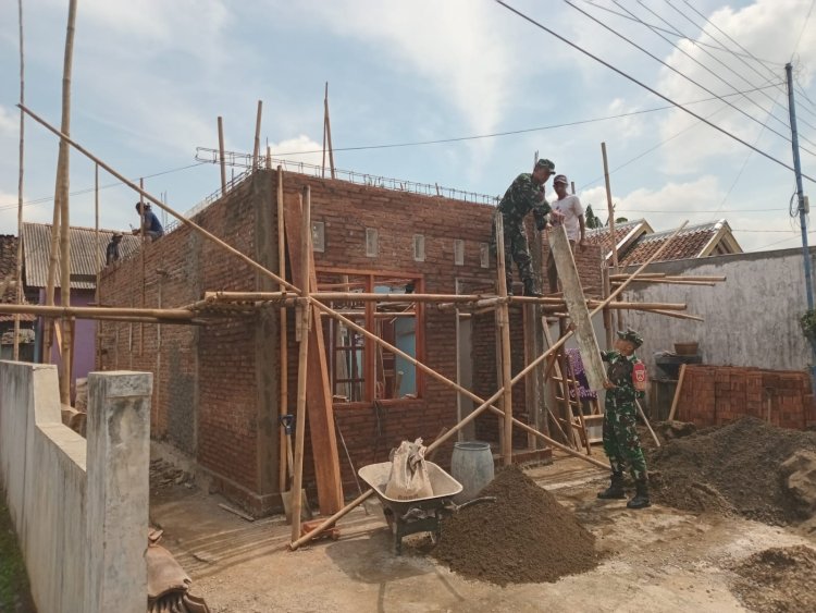 Babinsa Koramil 02 Klampok Melaksanakan Kerja Bakti RTLH