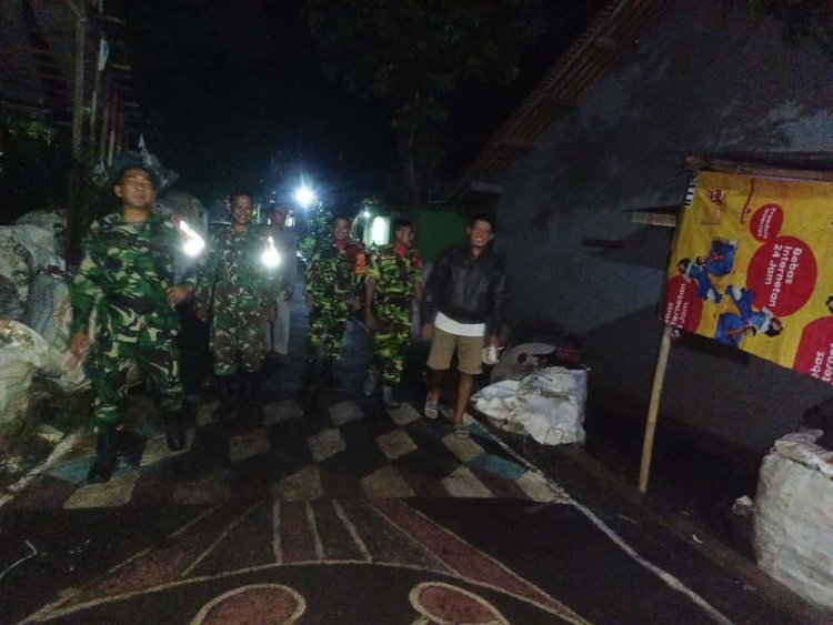 Melalui Patroli Malam Babinsa Himbau Siskamling Kepada Masyarakat