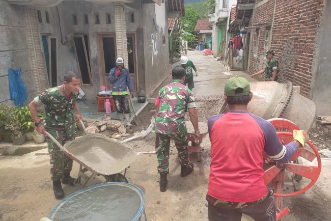 Sinergi TNI Bersama Rakyat, Danramil Beserta Babinsa Bantu warga Pengecoran Jalan Desa
