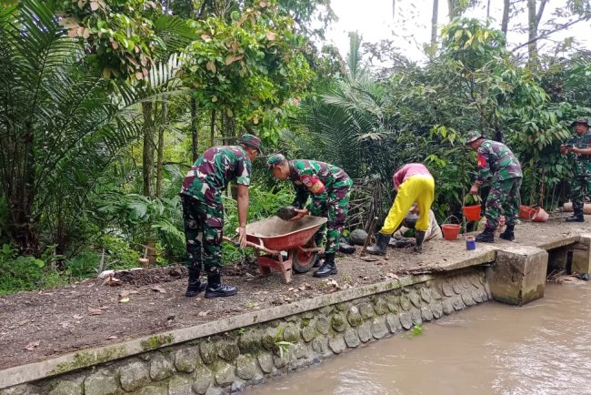 Babinsa Koramil Bersama Masyarakat Bangun Jalan Irigasi