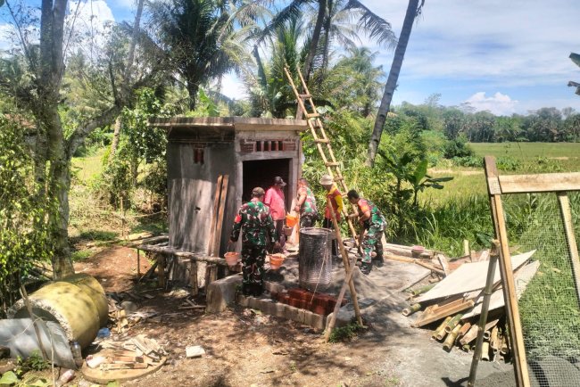 Babinsa Bantu Kelompok Tani Marsudi  dalam Pembangunan Rumah Pompa Air