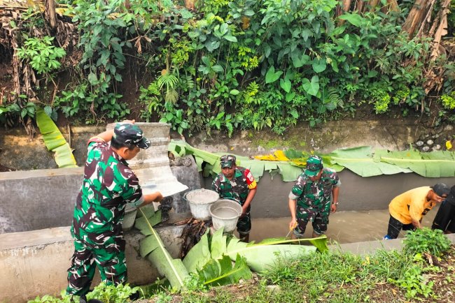 Koramil 15 Rakit dan Warga Gotong Royong Perbaiki Saluran Irigasi di Desa Adipasir