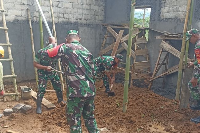 Babinsa Koramil 16 Pejawaran Bantu Pembangunan Rumah Tidak Layak Huni