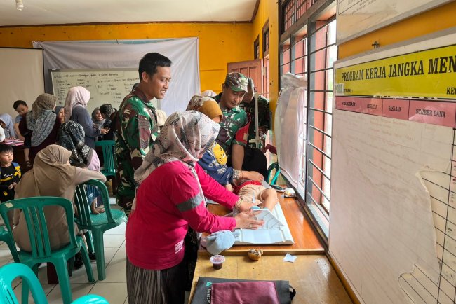 Cegah meningkatnya angka Stunting Koramil 17 Wanayasa Dampingi Giat Posyandu