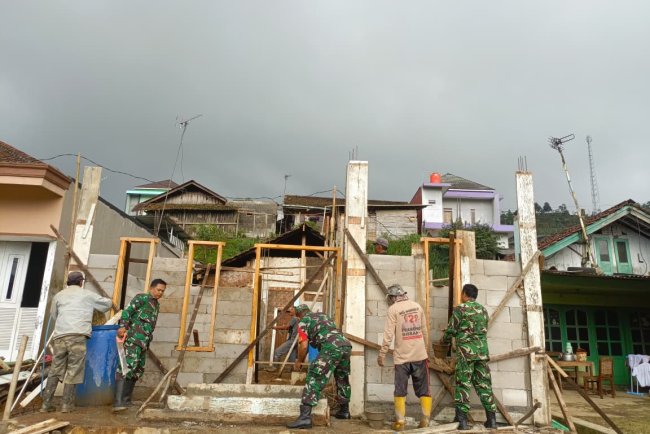 Anggota Koramil 18 Pagentan Membantu Warga Bangun Rtlh Di Desa Karekan