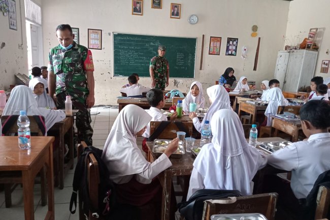 Peran Aktif Babinsa Dalam Pendistribusian Makan Bergizi Gratis Berjalan Aman Dan Lancar
