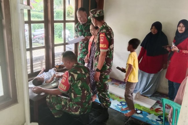 Program Unggulan Kasad  Koramil 02 Klampok Dampingi Kegiatan Posyandu