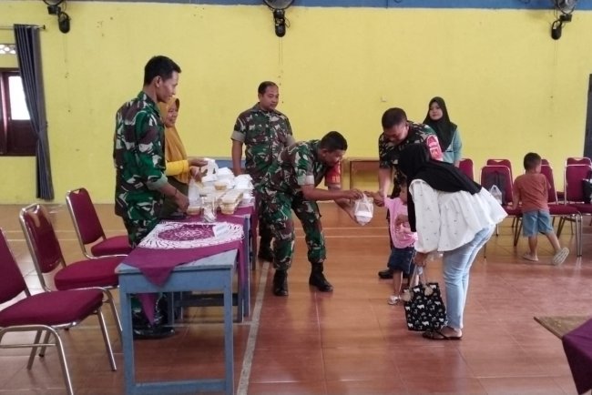 Babinsa Turut Hadir Dan Membantu Dalam Kegiatan Posyandu