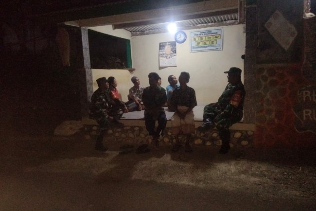 Babinsa patroli di Pos Kamling di wilayah binaan