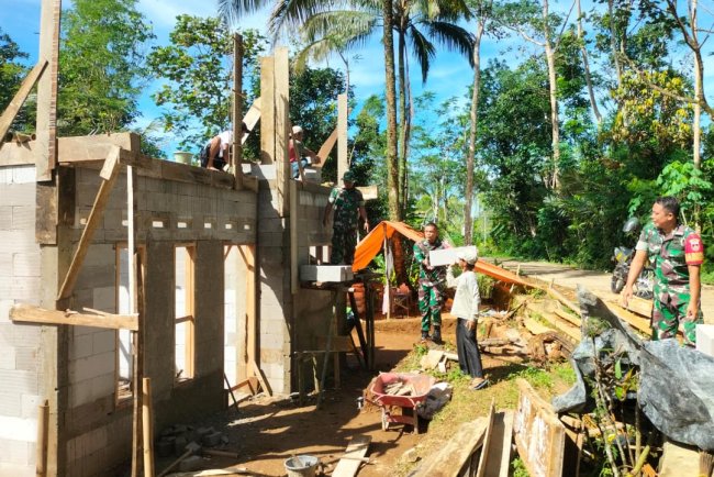Danramil 11 Punggelan ikut Turun Sukseskan RTLH