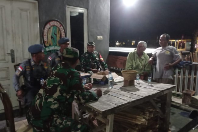 Perkuat Keamanan Desa, Babinsa Koramil 10/Bawang dan Linmas Bersinergi di Blambangan