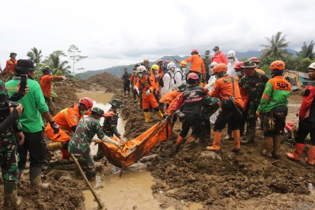 23 Alat Berat Dikerahkan Pencarian Korban Longsor Situkung Terus Dikebut