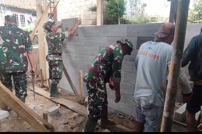 Babinsa Koramil 16/Pejawaran Bantu Pembangunan Rumah Tidak Layak Huni (RTLH) Guna Sukseskan Program Unggulan KASAD