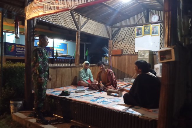 Pantau keamanan wilayah, Babinsa melaksanakan Patroli malam