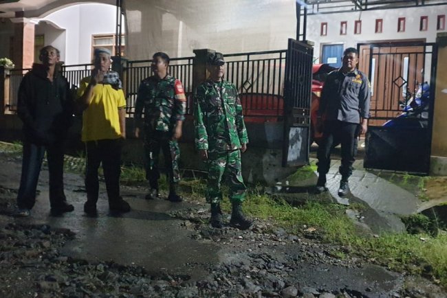 Babinsa, Linmas Dan Warga Laksanakan Patroli Siskamling