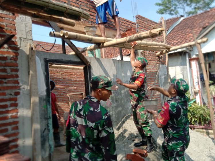 Babinsa Koramil 13 Banjarmangu Sengkuyung Bantu Warga Bangun RTLH