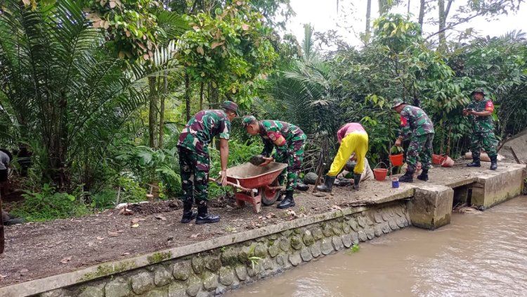 Babinsa Koramil Bersama Masyarakat Bangun Jalan Irigasi