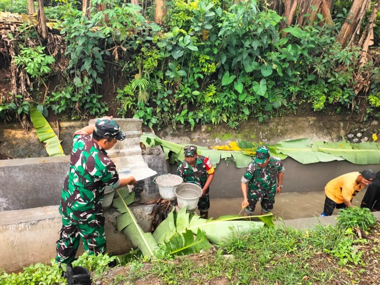 Koramil 15 Rakit dan Warga Gotong Royong Perbaiki Saluran Irigasi di Desa Adipasir