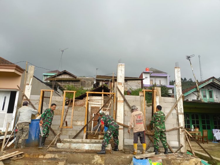 Anggota Koramil 18 Pagentan Membantu Warga Bangun Rtlh Di Desa Karekan