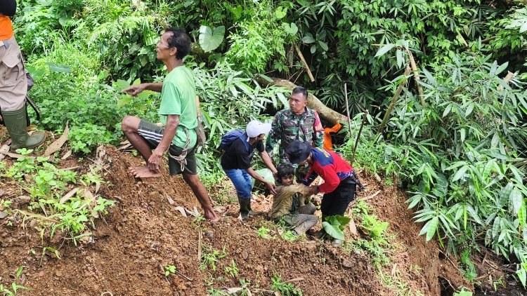Babinsa Koramil 11 Punggelan Gerak Cepat Bantu Pencarian Orang Hilang