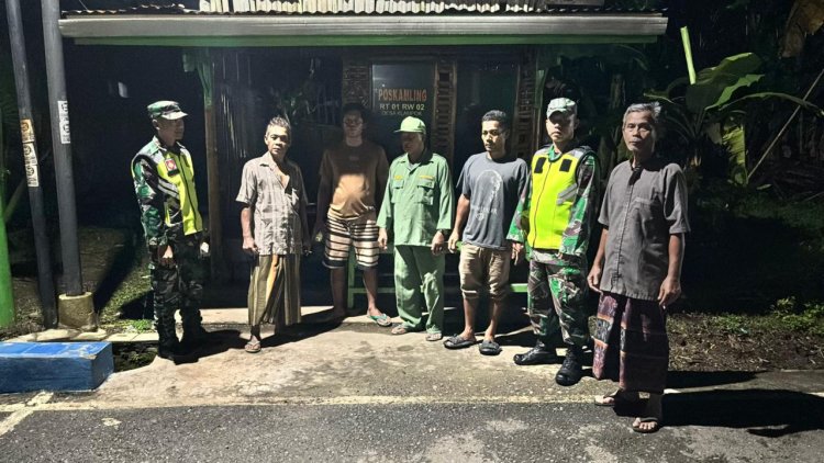 Babinsa Bersama Sat Linmas Tingkatkan Keamanan Patroli Malam