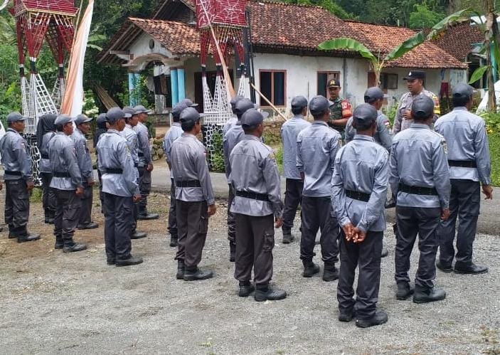 Babinsa Bersama Bhabinkamtibmas Hadiri Kegiatan Peningkatan Satlinmas