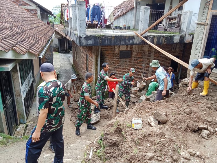 Babinsa Bersama Warga Melaksanakan Kerja Bakti Perbaikan Talut