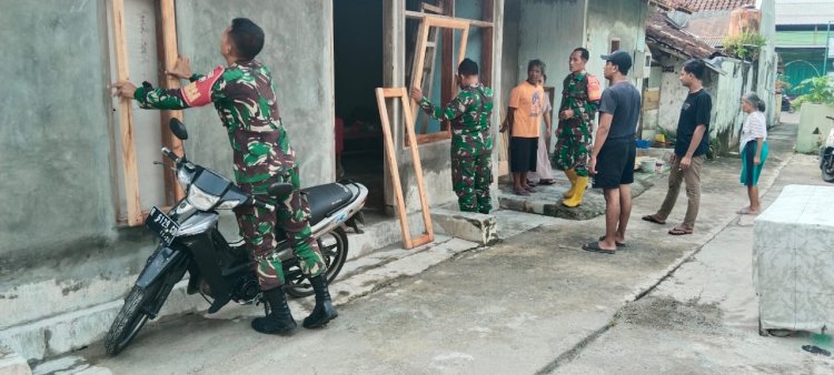 Babinsa Bersama Warga Gotong Royong Percepat Pembangunan Rumah