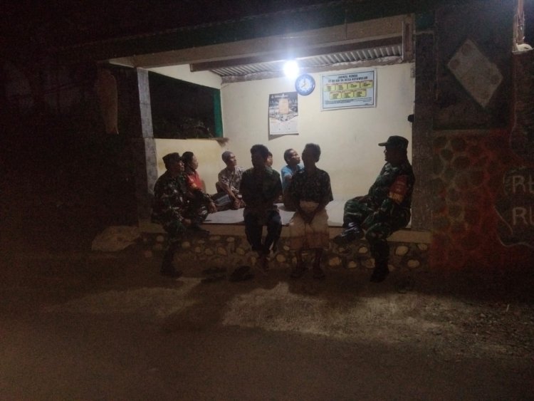 Babinsa patroli di Pos Kamling di wilayah binaan